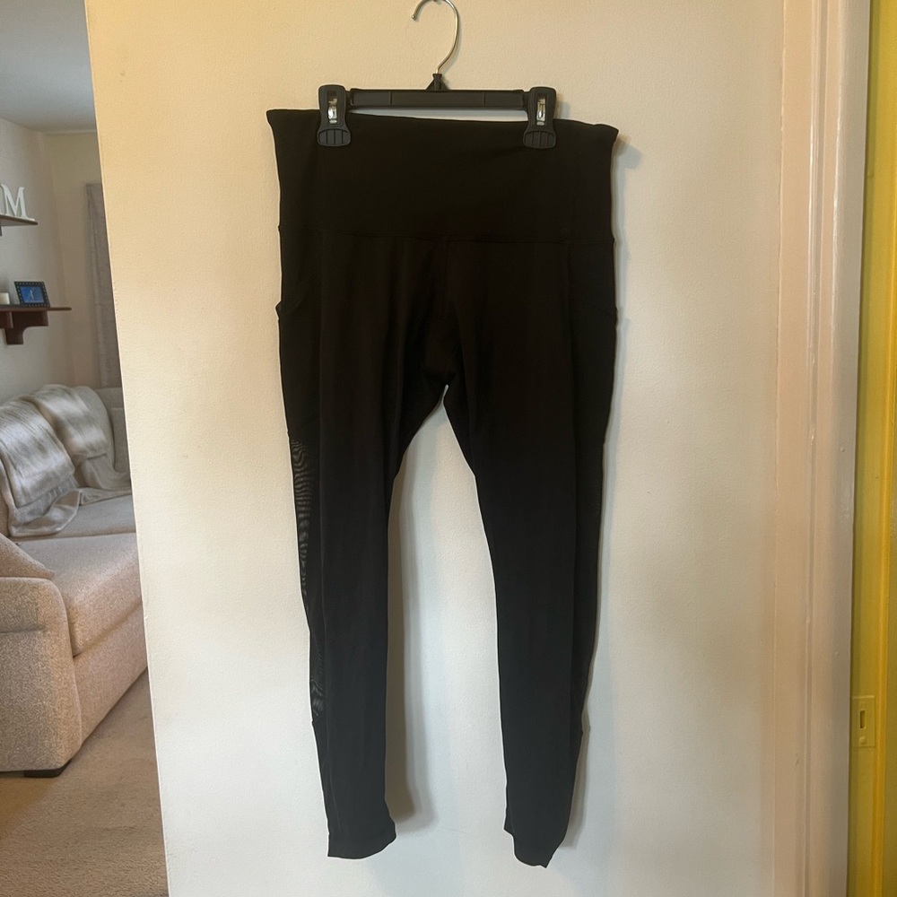 Lululemon Seek The Heat Crop 23” Black Mesh Size 8 Leggings
